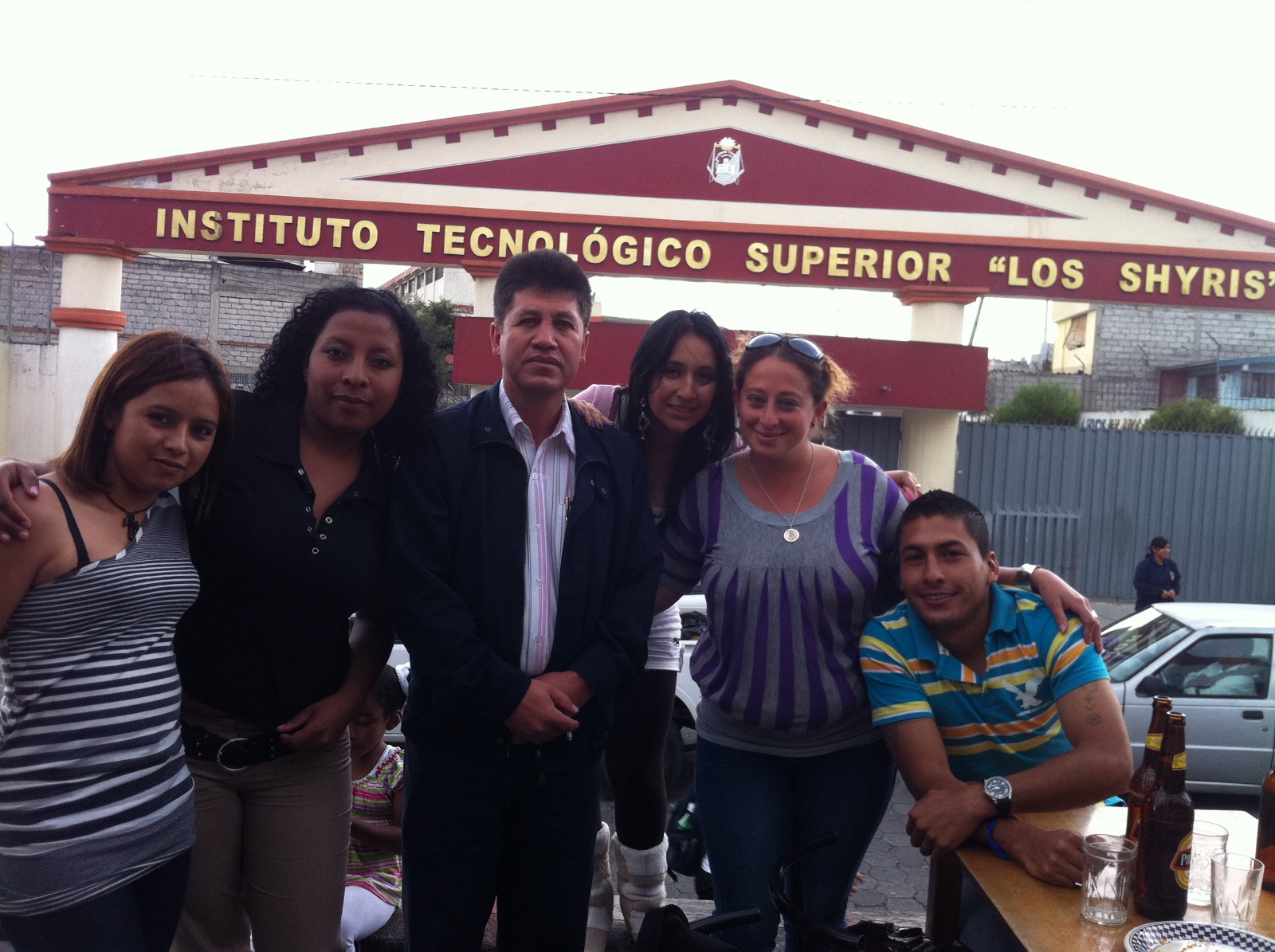 Lic. Miguel Ocejos y egresados