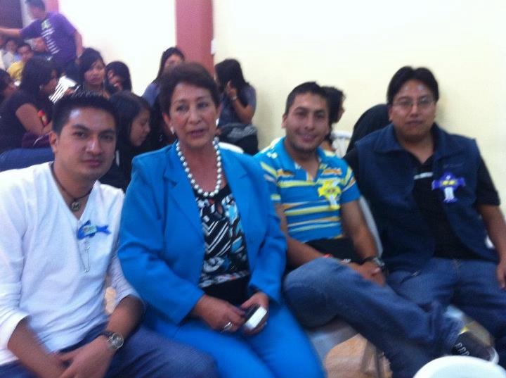 Lic. Inés Sánchez y egresados.